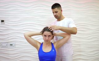 Растяжение бокоых поверхностей мышц шеи